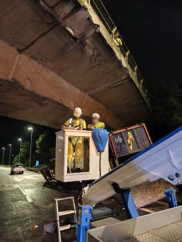 camion-cesta-elevadora-bajo-puente-carril-cortado-noche