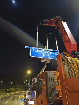 camion-grua-palfinger-montaje-portico-cartel-a-8-noche
