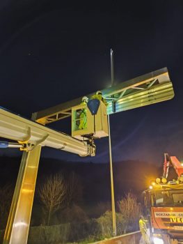 cesta-elevadora-portico-senalizacion-camion-grua-iveco