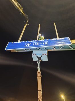 montaje-cartel-a-8-accesos-bilbao-plataforma-elevadora