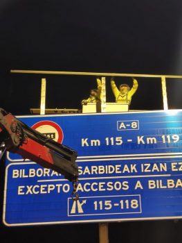 montaje-estructura-cartel-a-8-km-115-119-cesta-elevadora