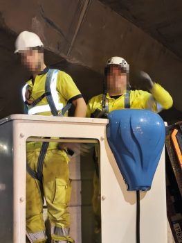 operarios-cesta-elevadora-reparacion-bajo-puente-bizkaia