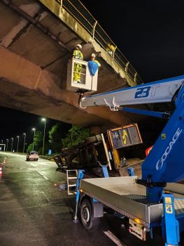 plataforma-elevadora-camion-mantenimiento-puente-noche