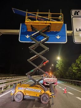 plataforma-elevadora-tijera-maxber-portico-cartel-autopista