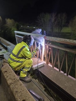 soldador-reparacion-barandilla-puente-electrodo