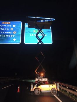 sustitucion-cartel-autopista-n-637-larrabetzu-plataforma-tijera