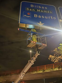 sustitucion-cartel-bilbao-san-mames-basurto-cesta-elevadora