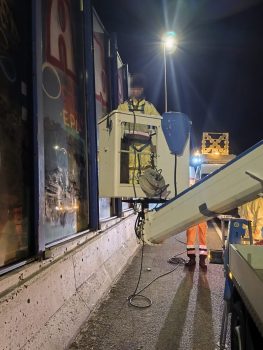 trabajos-en-altura-pantalla-lateral-autopista-cesta-elevadora